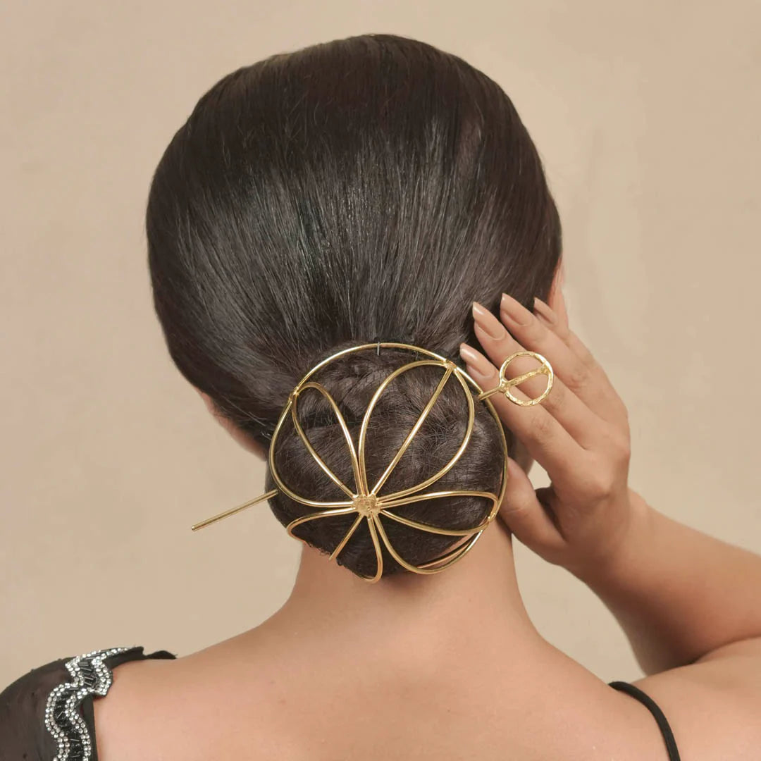 Golden Daisy Flower Bun Holder with Heart Stick – Stylish Hair Accessory