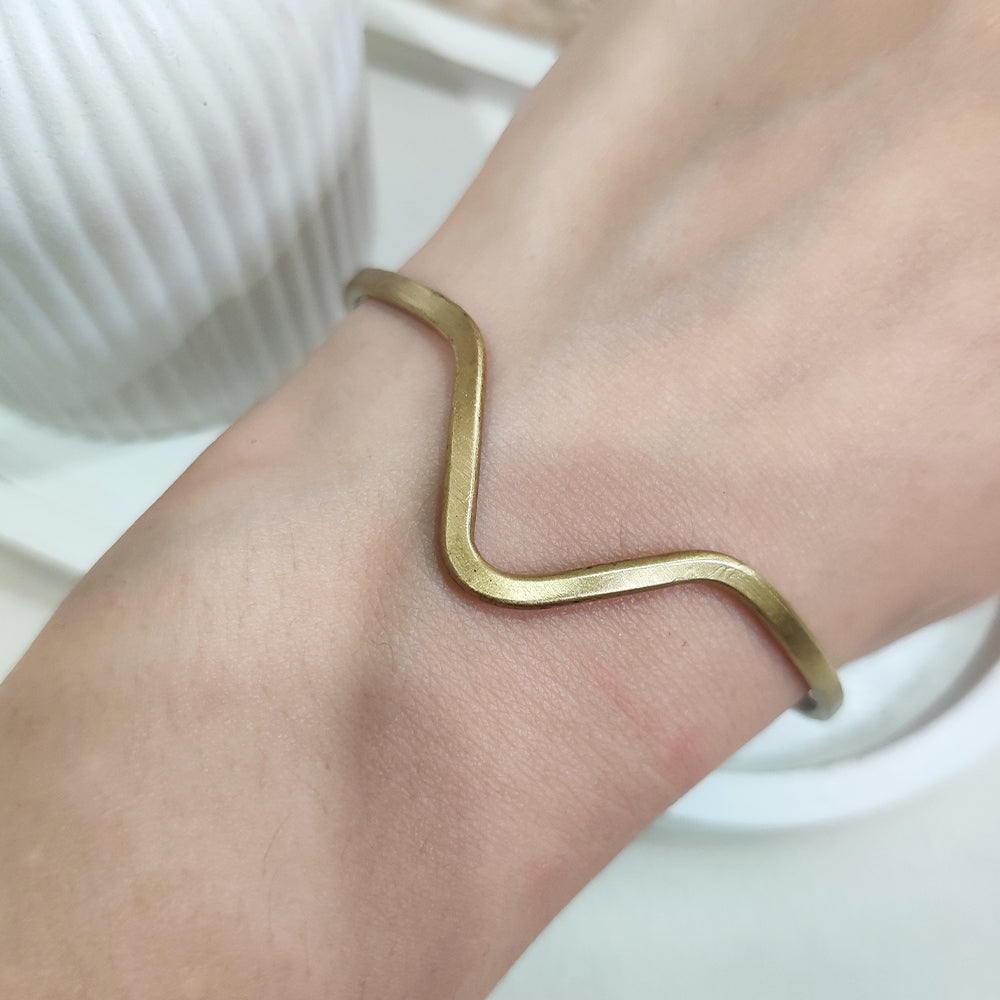 Minimal V-Curve Gold Cuff
