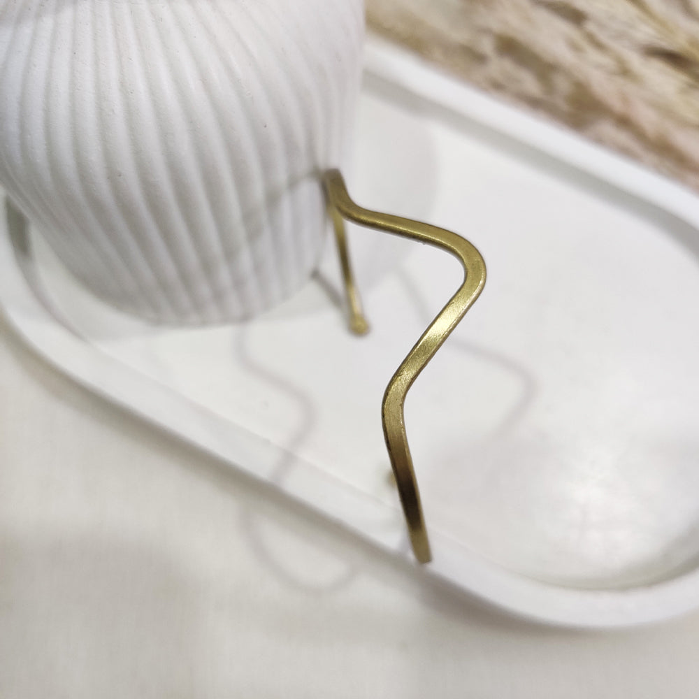 Minimal V-Curve Gold Cuff