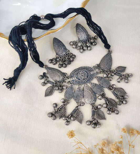 Vintage Leaf Choker