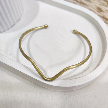 Minimal V-Curve Gold Cuff