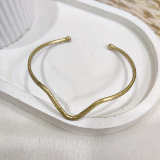 Minimal V-Curve Gold Cuff