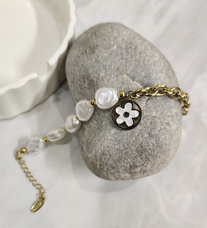Flower Pendent Pearl Bracelet