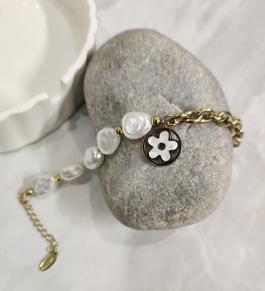 Flower Pendent Pearl Bracelet