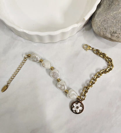 Flower Pendent Pearl Bracelet