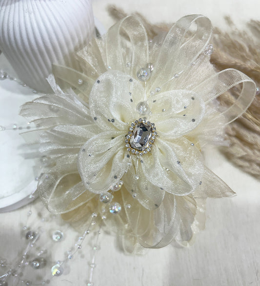 White Noir Hana Hair Clip